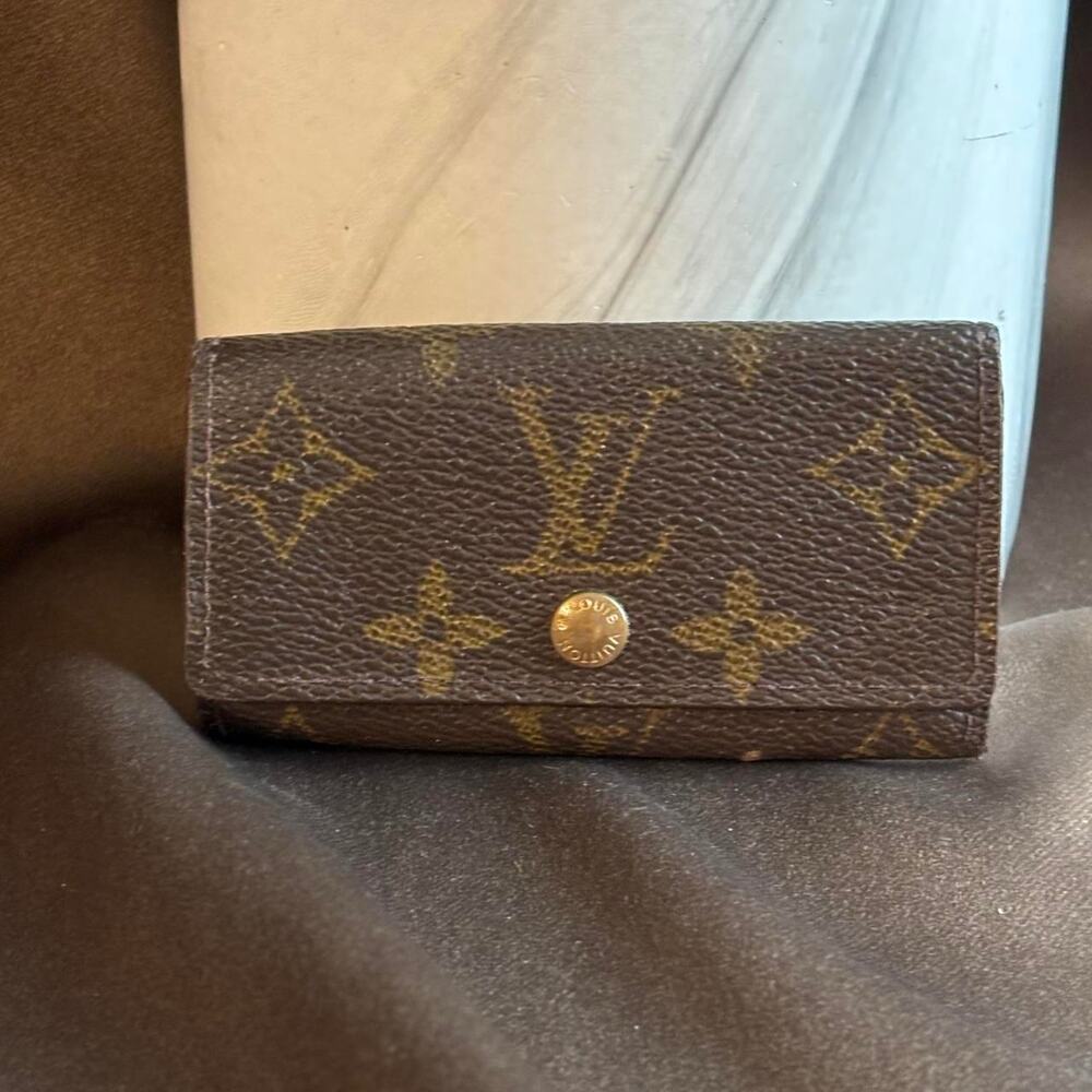 Louis vuitton 4 key holder luxury great condition